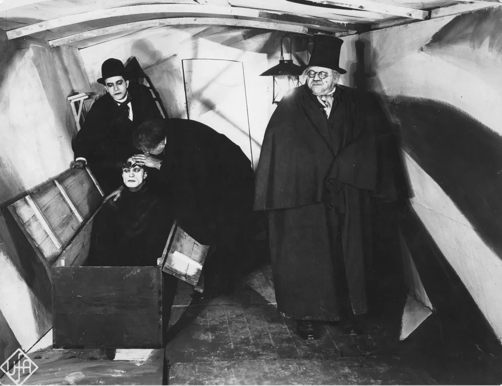 El gabinete del Dr Caligari escena saliendo ataud